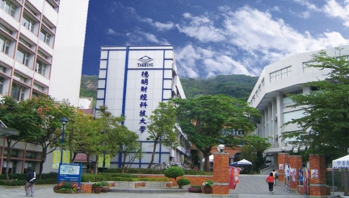 Khung cảnh trường Đại Học Đức Minh