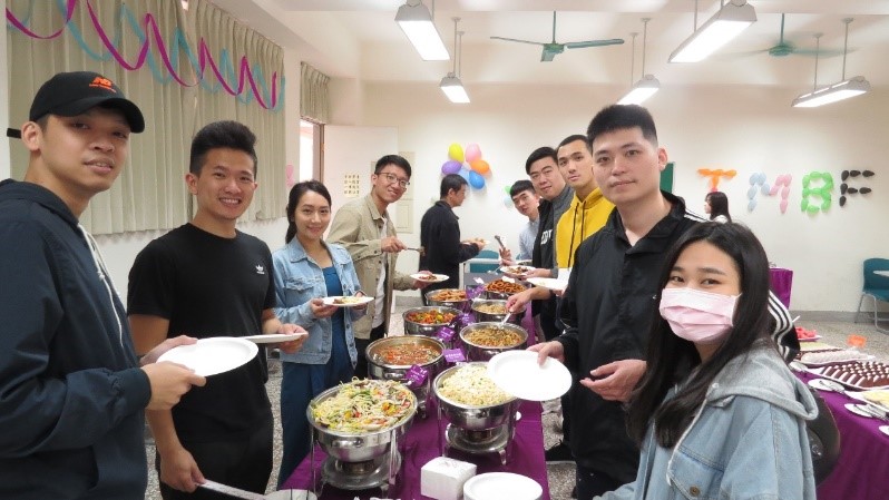 Sinh vi&ecirc;n khoa năm học 2020 về thăm trường