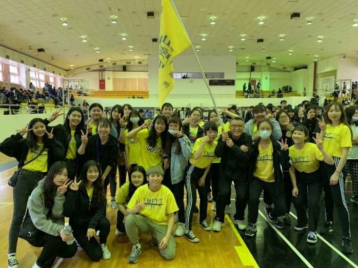 Qu&aacute;n qu&acirc;n nữ k&eacute;o co trong ng&agrave;y kỷ niệm trường