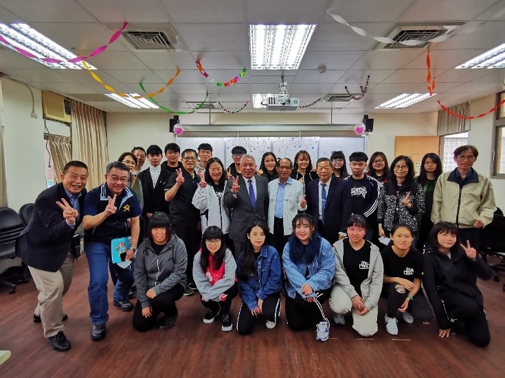 Sinh vi&ecirc;n năm học 2020 về thăm trường 