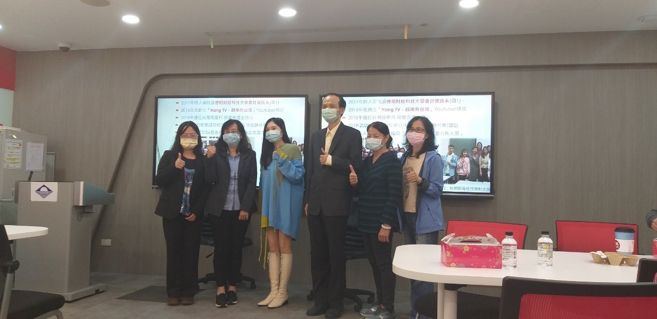 Ảnh chụp với đ&agrave;n anh c&ugrave;ng khoa v&agrave; sinh vi&ecirc;n Việt Nam xuất sắc của khoa l&agrave; Nguyễn Thu Hằng 