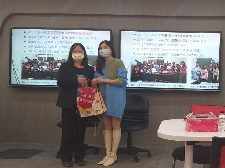 Ảnh chụp chủ nhiệm khoa kế to&aacute;n th&ocirc;ng tin với sinh vi&ecirc;n khoa xuất sắc người Việt Nam Nguyễn Thu Hằng