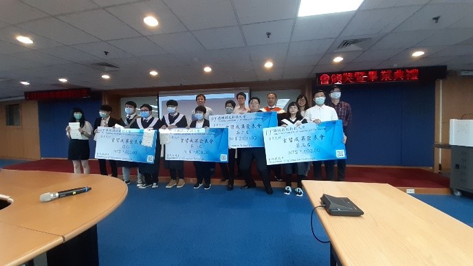 Ban thưởng trong buổi chia sẻ thực tập